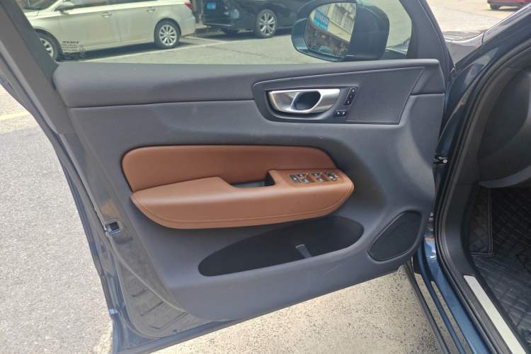 Used Volvo XC60 2024 B5 4x4 Smart Luxury Edition Interior 1