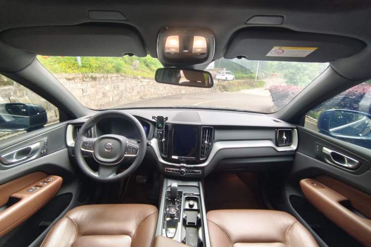 Used Volvo XC60 2024 B5 4x4 Smart Luxury Edition Interior 2
