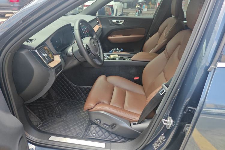 Used Volvo XC60 2024 B5 4x4 Smart Luxury Edition Interior 2