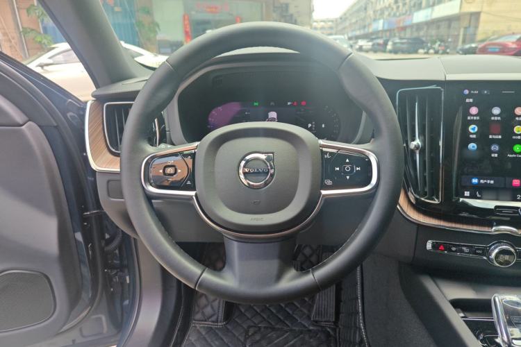 Used Volvo XC60 2024 B5 4x4 Smart Luxury Edition Interior 6