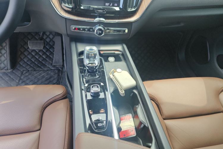 Used Volvo XC60 2024 B5 4x4 Smart Luxury Edition Interior 8