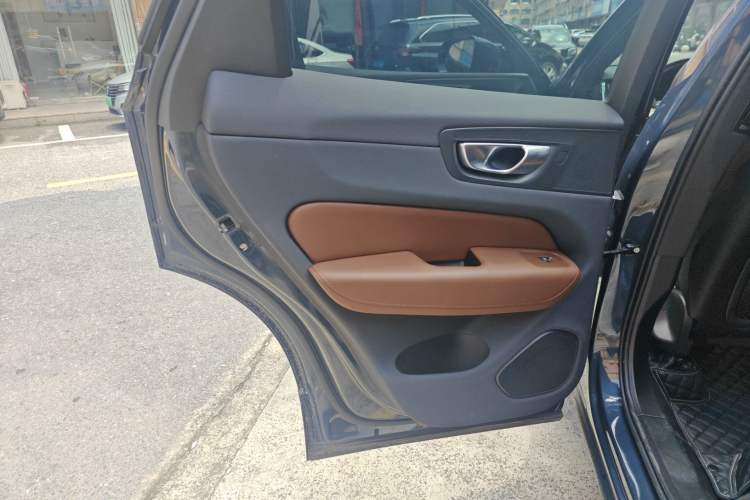 Used Volvo XC60 2024 B5 4x4 Smart Luxury Edition Interior 9