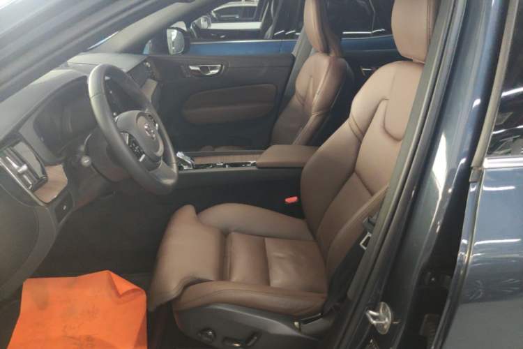 Used Volvo XC60 2024 B5 4x4 Smart Luxury Edition Left Front Seat
