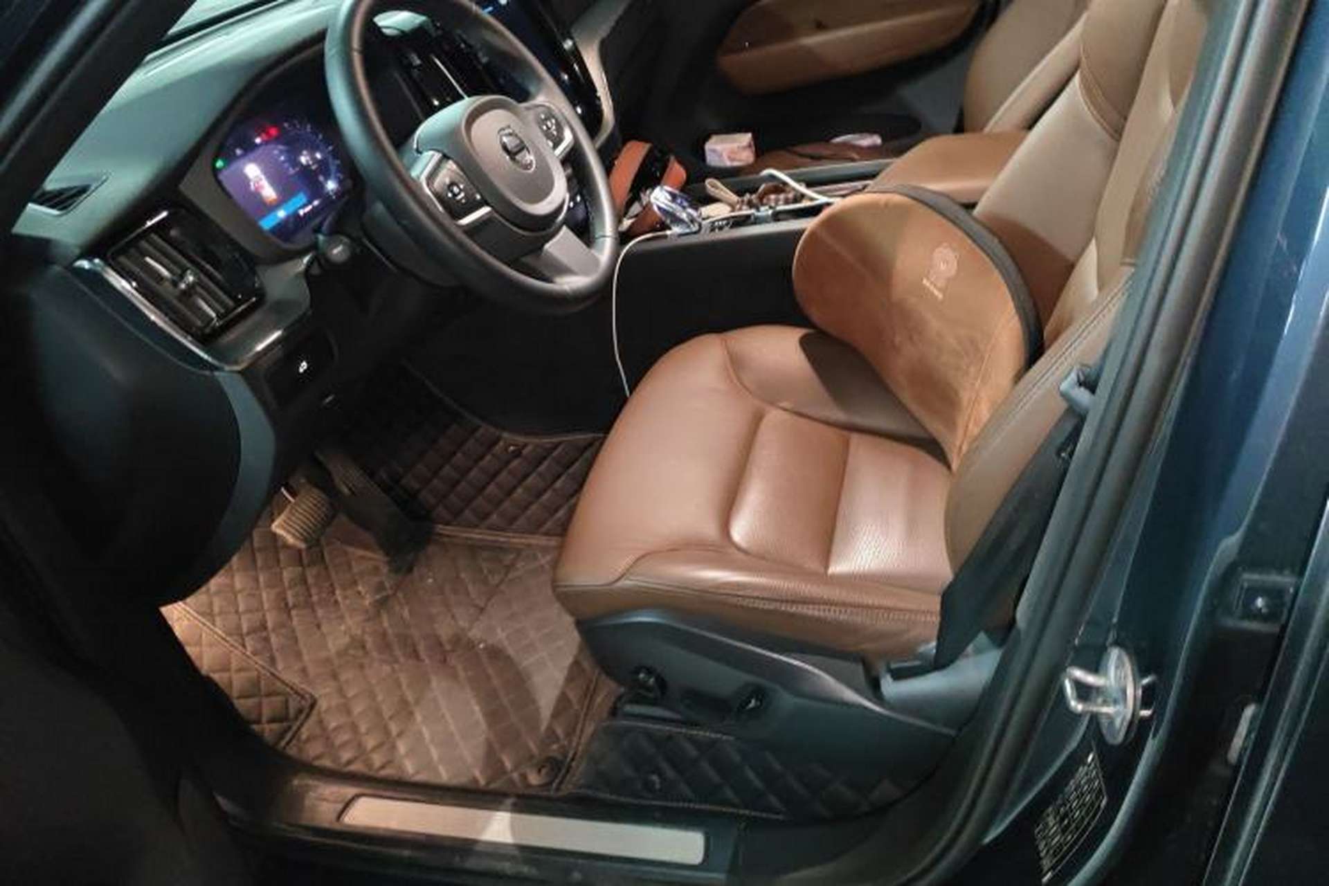 Used Volvo XC60 2024 B5 4x4 Smart Luxury Edition Left Front Seat