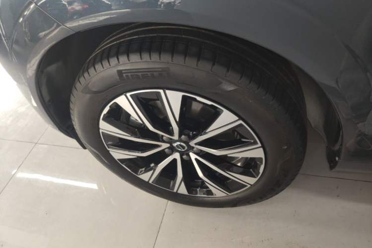 Used Volvo XC60 2024 B5 4x4 Smart Luxury Edition Left Front Wheel Hub