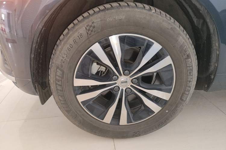 Used Volvo XC60 2024 B5 4x4 Smart Luxury Edition Left Front Wheel Hub