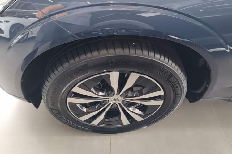 Used Volvo XC60 2024 B5 4x4 Smart Luxury Edition Left Front Wheel Hub