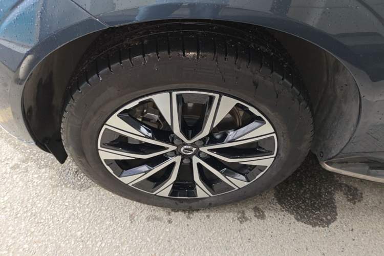 Used Volvo XC60 2024 B5 4x4 Smart Luxury Edition Left Front Wheel Hub
