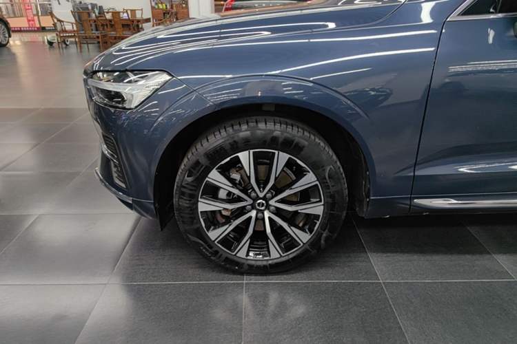 Used Volvo XC60 2024 B5 4x4 Smart Luxury Edition Left Front Wheel Hub