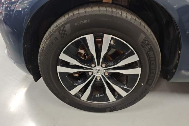 Used Volvo XC60 2024 B5 4x4 Smart Luxury Edition Left Front Wheel Hub