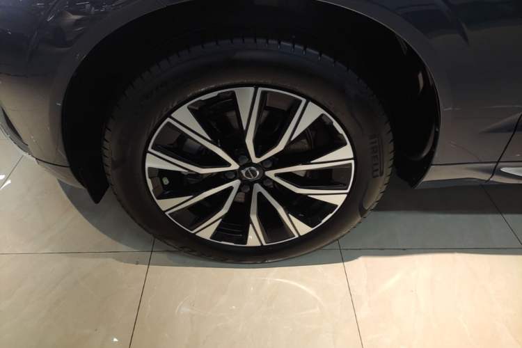 Used Volvo XC60 2024 B5 4x4 Smart Luxury Edition Left Front Wheel Hub