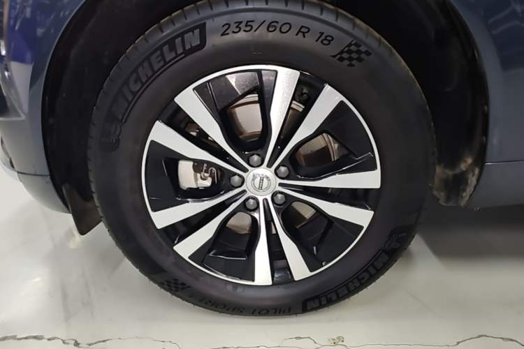 Used Volvo XC60 2024 B5 4x4 Smart Luxury Edition Left Front Wheel Hub