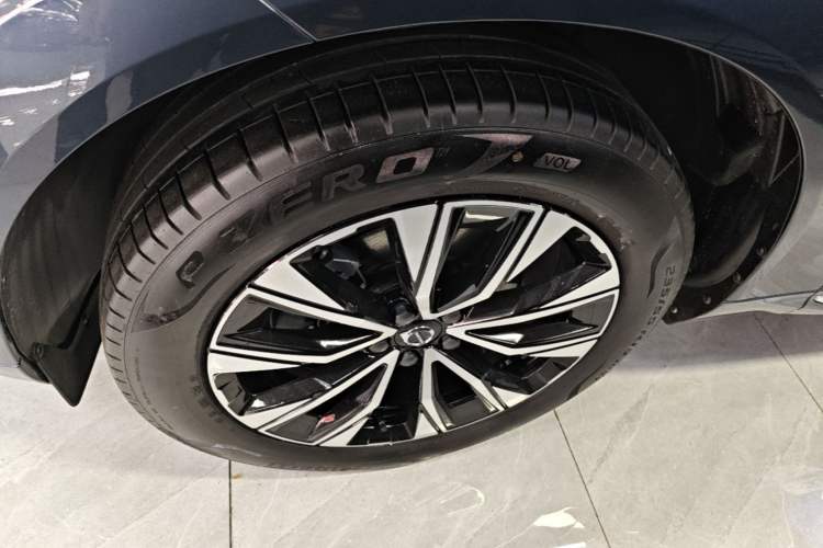 Used Volvo XC60 2024 B5 4x4 Smart Luxury Edition Left Front Wheel Hub