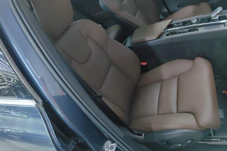Used Volvo XC60 2024 B5 4x4 Smart Luxury Edition Right Front Seat