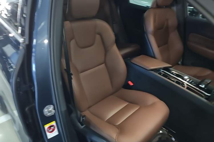Used Volvo XC60 2024 B5 4x4 Smart Luxury Edition Right Front Seat