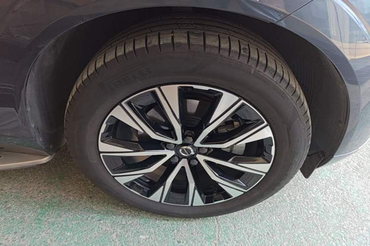 Used Volvo XC60 2024 B5 4x4 Smart Luxury Edition Right Front Wheel Hub