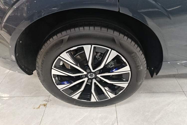 Used Volvo XC60 2024 B5 4x4 Smart Luxury Edition Right Rear Wheel Hub