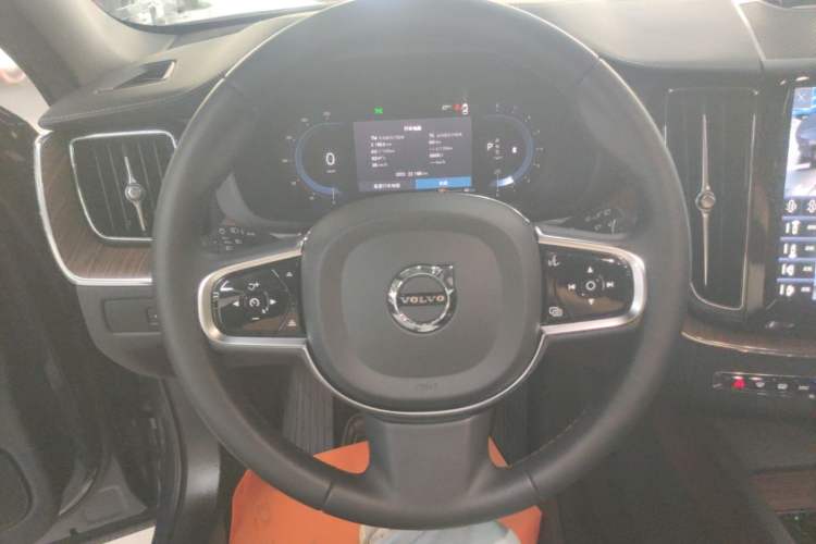 Used Volvo XC60 2024 B5 4x4 Smart Luxury Edition Steering Wheel
