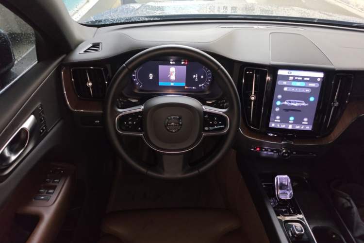 Used Volvo XC60 2024 B5 4x4 Smart Luxury Edition Steering Wheel