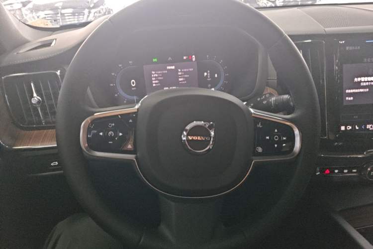 Used Volvo XC60 2024 B5 4x4 Smart Luxury Edition Steering Wheel