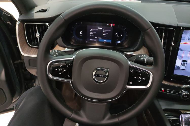 Used Volvo XC60 2024 B5 4x4 Smart Luxury Edition Steering Wheel
