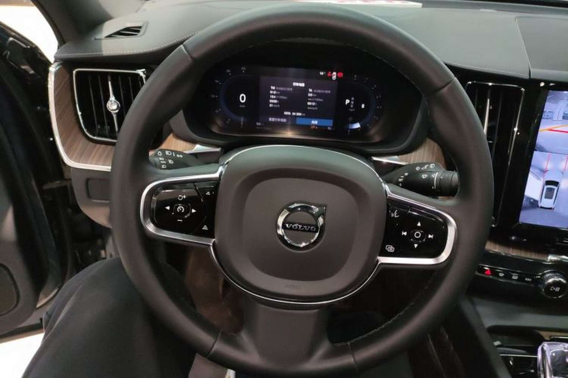 Used Volvo XC60 2024 B5 4x4 Smart Luxury Edition Steering Wheel