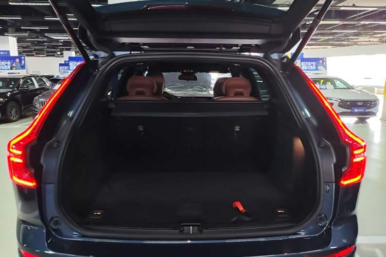 Used Volvo XC60 2024 B5 4x4 Smart Luxury Edition Trunk