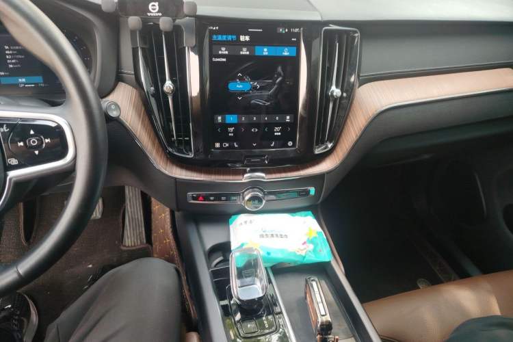 Used Volvo XC60 2024 B5 4x4 Smart Luxury Edition Audio And AC Panel