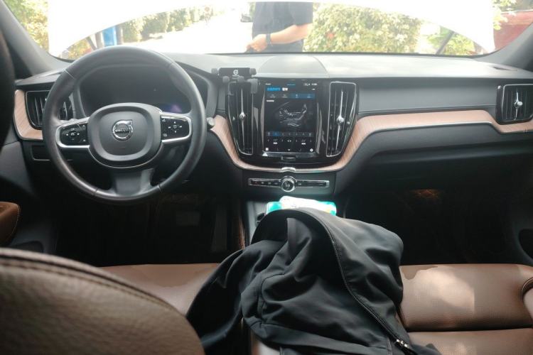 Used Volvo XC60 2024 B5 4x4 Smart Luxury Edition Center Console