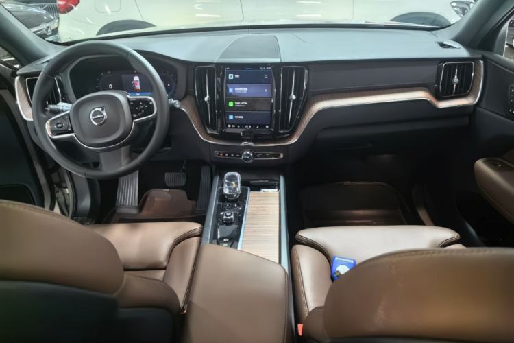 Used Volvo XC60 2024 B5 4x4 Smart Luxury Edition Center Console