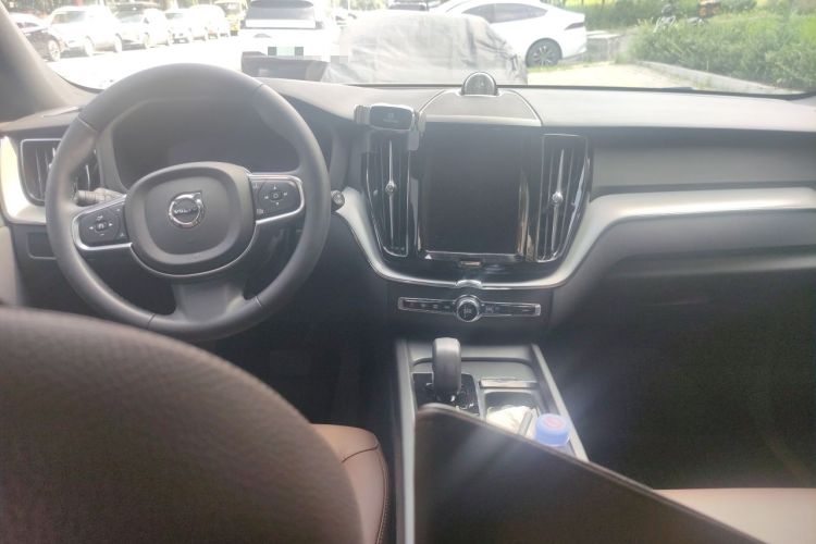 Used Volvo XC60 2024 B5 4x4 Smart Luxury Edition Center Console