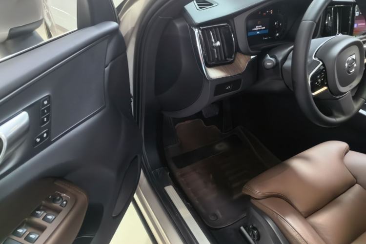 Used Volvo XC60 2024 B5 4x4 Smart Luxury Edition Driver Seat