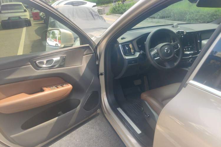Used Volvo XC60 2024 B5 4x4 Smart Luxury Edition Driver Seat