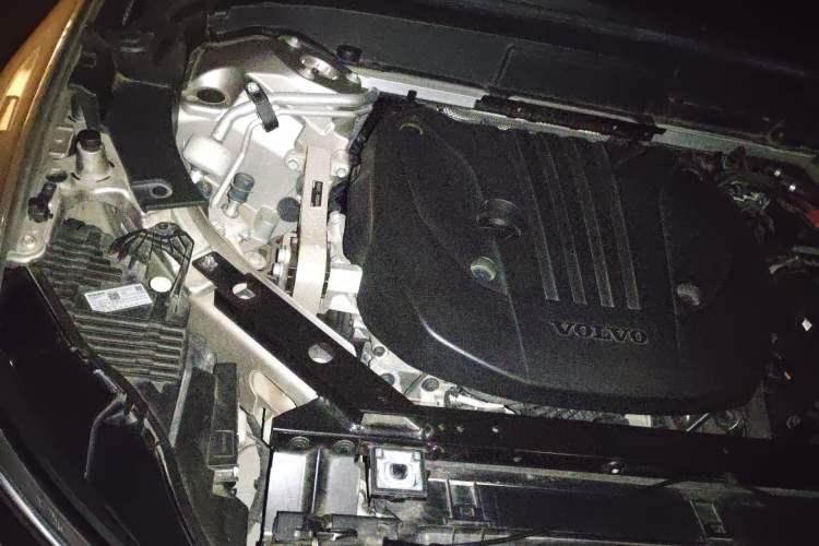 Used Volvo XC60 2024 B5 4x4 Smart Luxury Edition Engine Bay Right