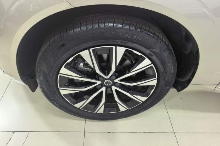Used Volvo XC60 2024 B5 4x4 Smart Luxury Edition Left Front Wheel Hub