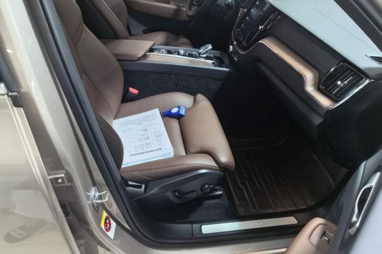 Used Volvo XC60 2024 B5 4x4 Smart Luxury Edition Right Front Seat