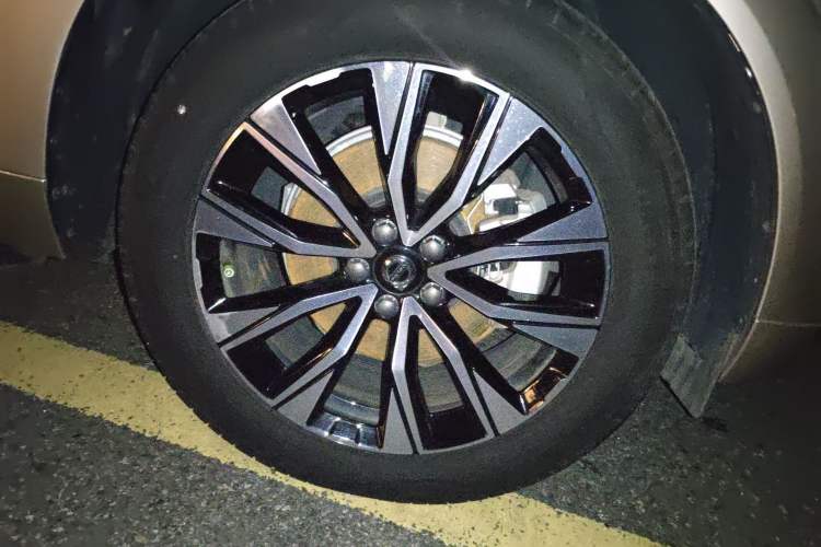 Used Volvo XC60 2024 B5 4x4 Smart Luxury Edition Right Front Wheel Hub