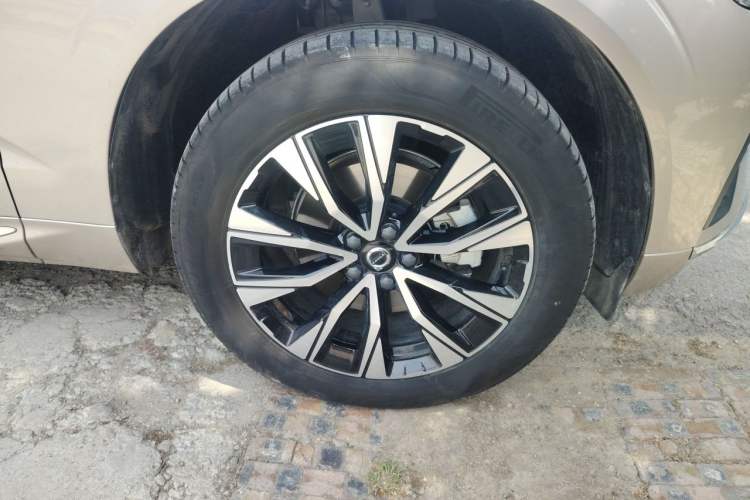 Used Volvo XC60 2024 B5 4x4 Smart Luxury Edition Right Front Wheel Hub