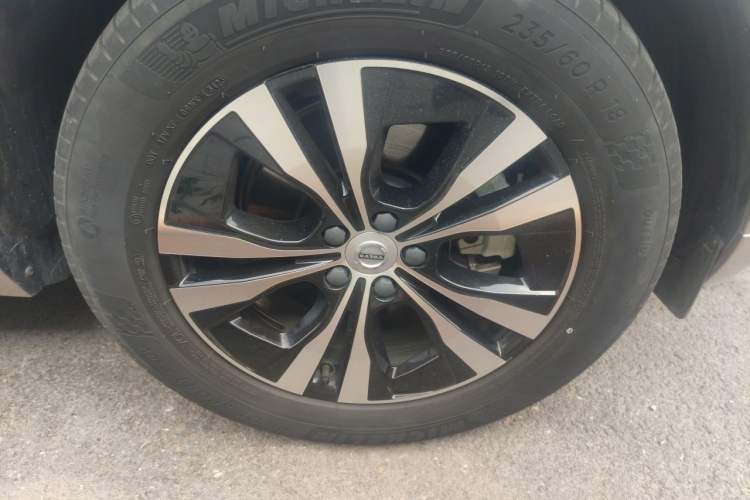 Used Volvo XC60 2024 B5 4x4 Smart Luxury Edition Right Front Wheel Hub
