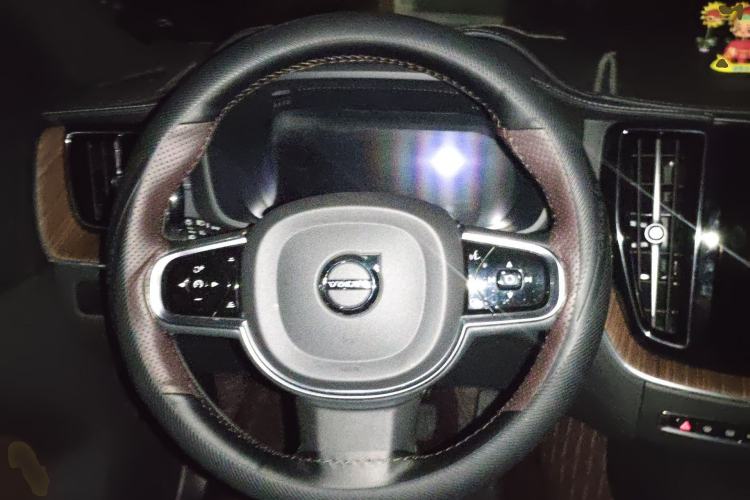 Used Volvo XC60 2024 B5 4x4 Smart Luxury Edition Steering Wheel