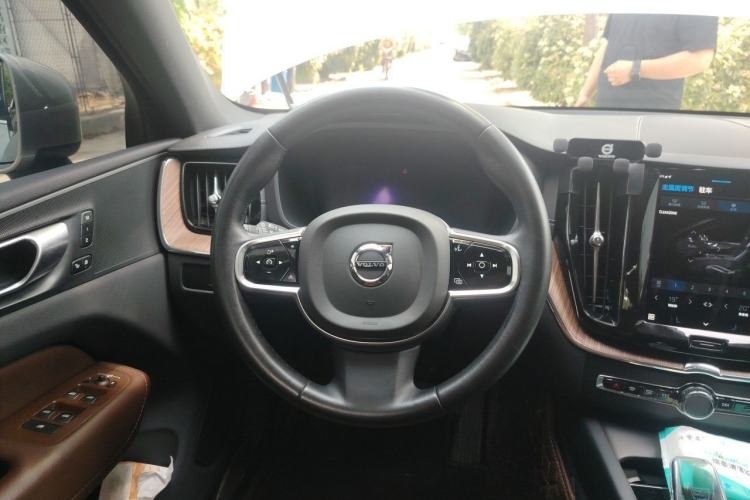 Used Volvo XC60 2024 B5 4x4 Smart Luxury Edition Steering Wheel