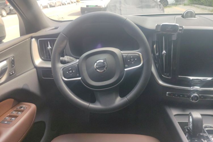 Used Volvo XC60 2024 B5 4x4 Smart Luxury Edition Steering Wheel