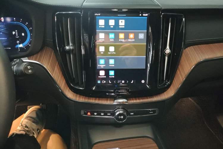 Used Volvo XC60 2024 B5 4x4 Smart Luxury Edition Audio And AC Panel