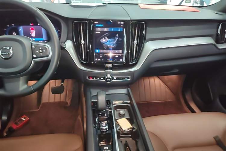 Used Volvo XC60 2024 B5 4x4 Smart Luxury Edition Audio And AC Panel