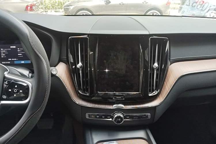 Used Volvo XC60 2024 B5 4x4 Smart Luxury Edition Audio And AC Panel