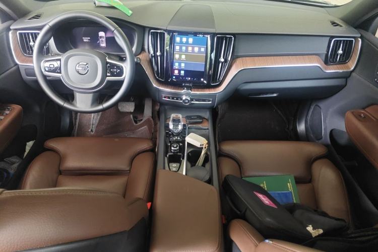 Used Volvo XC60 2024 B5 4x4 Smart Luxury Edition Center Console