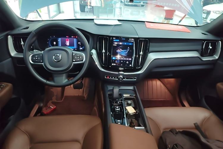 Used Volvo XC60 2024 B5 4x4 Smart Luxury Edition Center Console
