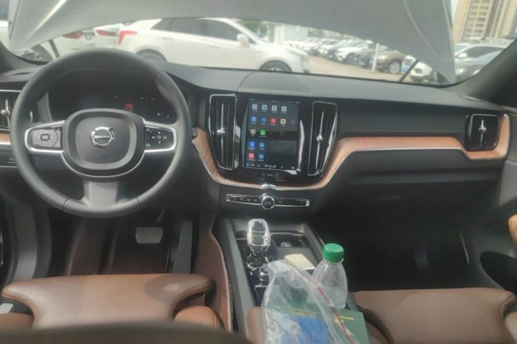 Used Volvo XC60 2024 B5 4x4 Smart Luxury Edition Center Console