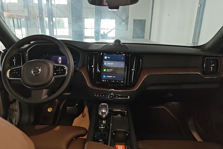 Used Volvo XC60 2024 B5 4x4 Smart Luxury Edition Center Console