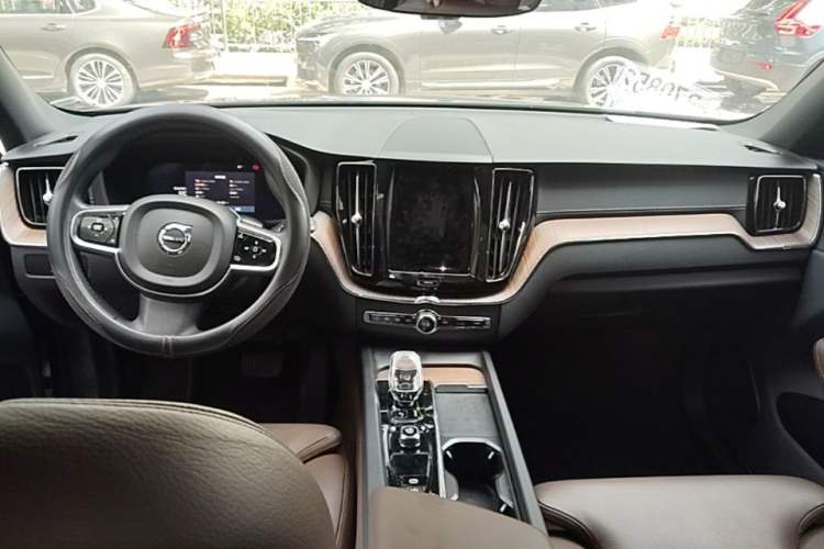 Used Volvo XC60 2024 B5 4x4 Smart Luxury Edition Center Console